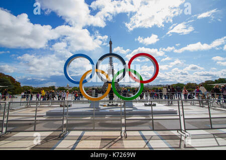 Paris, France. 14Th Sep 2017. Les anneaux olympiques étant placé en face de la Tour Eiffel à l'occasion de la capitale Française a gagné le droit d'accueil pour les Jeux Olympiques d'été de 2024. Credit : SOPA/Alamy Images Limited Live News Banque D'Images