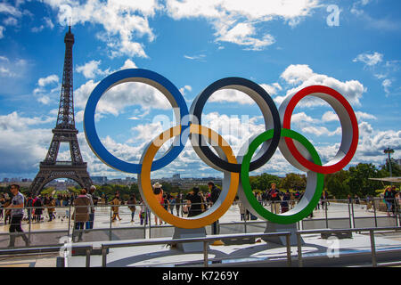 Paris, France. 14Th Sep 2017. Les anneaux olympiques étant placé en face de la Tour Eiffel à l'occasion de la capitale Française a gagné le droit d'accueil pour les Jeux Olympiques d'été de 2024. Credit : SOPA/Alamy Images Limited Live News Banque D'Images