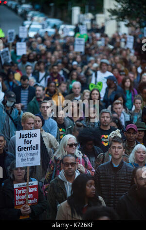 Au nord de Kensington, Londres, Royaume-Uni. 14Th sep 2017. Des centaines inscrivez-vous la marche silencieuse en solidarité avec les familles endeuillées et les résidents de la tour grenfell fire il y a 3 mois le 14 juin. La marche silencieuse a lieu le 14 de chaque mois pour payer égards. aujourd'hui, Mars est aussi le jour de l'ouverture de la tour de grenfell fire enquête publique. 14 septembre 2017. crédit : zute lightfoot/Alamy live news Banque D'Images