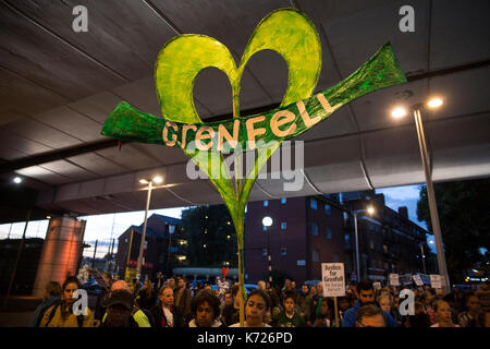 Au nord de Kensington, Londres, Royaume-Uni. 14Th sep 2017. Des centaines inscrivez-vous la marche silencieuse en solidarité avec les familles endeuillées et les résidents de la tour grenfell fire il y a 3 mois le 14 juin. La marche silencieuse a lieu le 14 de chaque mois pour payer égards. aujourd'hui, Mars est aussi le jour de l'ouverture de la tour de grenfell fire enquête publique. 14 septembre 2017. crédit : zute lightfoot/Alamy live news Banque D'Images