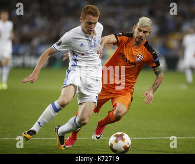 14 septembre 2017 - Viktor Tsygankov (L ) de l'EDDV Dynamo pour le bal avec Gledi Mici (R ) de SkÃ nderbeu« au cours de l'UEFA Europa League Groupe B match de foot entre FC Dynamo Kiev et FC SkÃ"nderbeu, à la NSK Olimpiyskyi à Kiev, Ukraine, le 14 septembre 2017. Crédit : Michel Stepanov/ZUMA/Alamy Fil Live News Banque D'Images