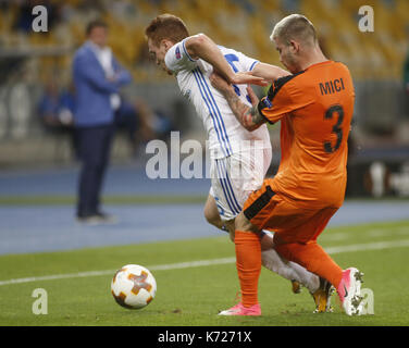 14 septembre 2017 - viktor tsygankov (l) s'acharne pour dynamo de la balle avec gledi mici (r ) de skã nderbeu« au cours de l'UEFA Europa League groupe b match de foot entre FC Dynamo Kiev et fc skã"nderbeu, à la nsk olimpiyskyi à Kiev, Ukraine, le 14 septembre 2017. crédit : Michel stepanov/zuma/Alamy fil live news Banque D'Images