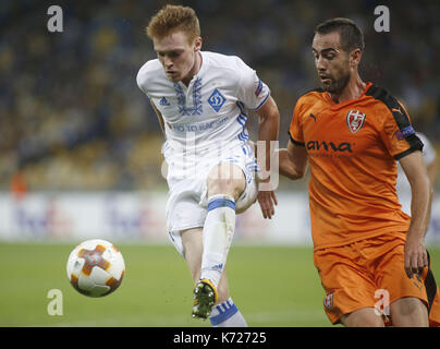 14 septembre 2017 - viktor tsygankov (l) s'acharne pour dynamo de la balle avec tefik osmani (r ) de skã nderbeu« au cours de l'UEFA Europa League groupe b match de foot entre FC Dynamo Kiev et fc skã"nderbeu, à la nsk olimpiyskyi à Kiev, Ukraine, le 14 septembre 2017. crédit : Michel stepanov/zuma/Alamy fil live news Banque D'Images