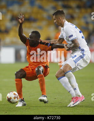 14 septembre 2017 - ali sowe ( l) de s'acharne pour nderbeu skã"la balle avec yevhen khacheridi ( r) de dynamo au cours de l'UEFA Europa League groupe b match de foot entre FC Dynamo Kiev et fc skã"nderbeu, à la nsk olimpiyskyi à Kiev, Ukraine, le 14 septembre 2017. crédit : Michel stepanov/zuma/Alamy fil live news Banque D'Images