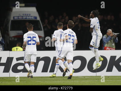 14 septembre 2017 - les joueurs de dynamo Dieumerci Mbokani célébrer après (r ) Objectif résultats au cours de l'UEFA Europa League groupe b match de foot entre FC Dynamo Kiev et fc skã"nderbeu, à la nsk olimpiyskyi à Kiev, Ukraine, le 14 septembre 2017. crédit : Michel stepanov/zuma/Alamy fil live news Banque D'Images