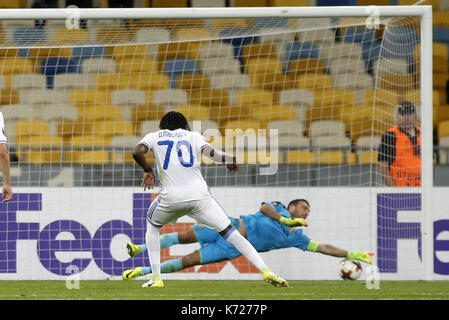 14 septembre 2017 - Dieumerci Mbokani dynamo de marque un but au cours de l'UEFA Europa League groupe b match de foot entre FC Dynamo Kiev et fc skã"nderbeu, à la nsk olimpiyskyi à Kiev, Ukraine, le 14 septembre 2017. crédit : Michel stepanov/zuma/Alamy fil live news Banque D'Images