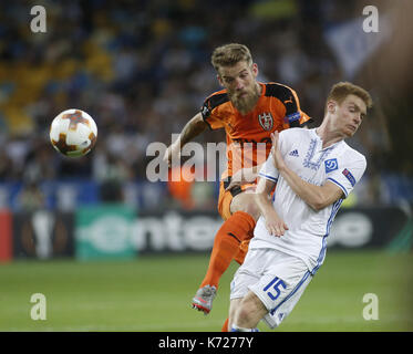 14 septembre 2017 - viktor tsygankov (r) s'acharne pour dynamo de la balle avec Marko radaå¡ (l ) de skã nderbeu« au cours de l'UEFA Europa League groupe b match de foot entre FC Dynamo Kiev et fc skã"nderbeu, à la nsk olimpiyskyi à Kiev, Ukraine, le 14 septembre 2017. crédit : Michel stepanov/zuma/Alamy fil live news Banque D'Images