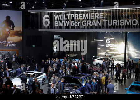 Francfort, Allemagne. 14 septembre 2017. Les visiteurs regarder les véhicules sur le stand BMW. le 67. internationale automobil-ausstellung (AAI) a ouvert ses portes à Francfort pour les visiteurs professionnels. c'est avec plus de 1 000 exposants l'un des plus grands salons automobiles au monde. Le salon est ouvert au grand public le 16 septembre. Banque D'Images