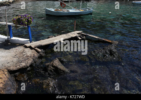 (170914) -- Athènes, sept. 14, 2017 (Xinhua) -- les dommages causés par le déversement de pétrole est vu de la rive sud-est du Pirée, une banlieue d'Athènes, capitale de la Grèce, sur sept. 14, 2017. L'une des grandes opérations de nettoyage qui était en cours jeudi pour traiter un déversement de pétrole qui s'est étendu sur une grande surface du golfe de saros dureront pendant environ trois semaines, la marine grecque ministre panagiotis kouroumblis a dit à une conférence de presse. La crise de l'environnement a éclaté le dimanche après le naufrage du pétrolier "petite agia zoni ii' transportant environ 2 500 tonnes de pétrole, qui était ancré au large de l'île de Salamina Banque D'Images