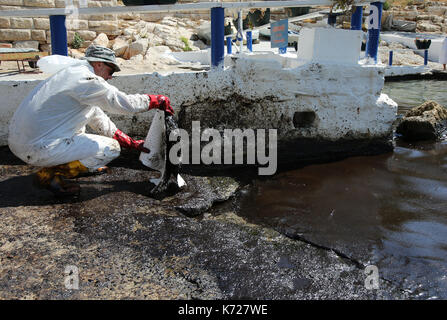 (170914) -- Athènes, sept. 14, 2017 (Xinhua) -- un membre d'équipage prend part à une opération de nettoyage du déversement de pétrole les rives sud-est du Pirée, une banlieue d'Athènes, capitale de la Grèce, sur sept. 14, 2017. L'une des grandes opérations de nettoyage qui était en cours jeudi pour traiter un déversement de pétrole qui s'est étendu sur une grande surface du golfe de saros dureront pendant environ trois semaines, la marine grecque ministre panagiotis kouroumblis a dit à une conférence de presse. La crise de l'environnement a éclaté le dimanche après le naufrage du pétrolier "petite agia zoni ii' transportant environ 2 500 tonnes de pétrole, qui a été un Banque D'Images