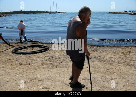 (170914) -- Athènes, sept. 14, 2017 (Xinhua) -- Un résident local se tient près d'une plage polluée de Glyfada, au sud-est une banlieue d'Athènes, capitale de la Grèce, sur sept. 14, 2017. L'une des grandes opérations de nettoyage qui était en cours jeudi pour traiter un déversement de pétrole qui s'est étendu sur une grande surface du golfe de saros dureront pendant environ trois semaines, la marine grecque ministre panagiotis kouroumblis a dit à une conférence de presse. La crise de l'environnement a éclaté le dimanche après le naufrage du pétrolier "petite agia zoni ii' transportant environ 2 500 tonnes de pétrole, qui était ancré au large de Salamine île sous l'ONU encore Banque D'Images