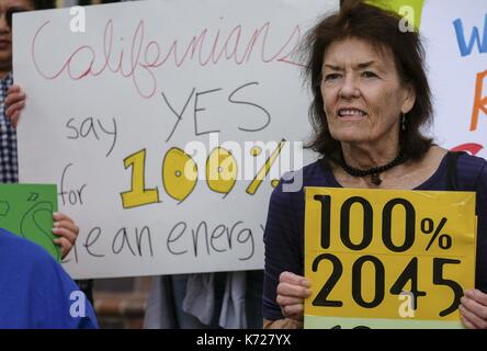 Los Angeles, Californie, États-Unis. 14 septembre 2017. Un groupe de militants écologistes se rassemblent à Pasadena, Californie, le 14 septembre 2017 pour faire pression pour l'adoption du projet de loi 100 du Sénat de Kevin de Leon, qui selon eux garantirait que la Californie produise 100 pour cent de son électricité à partir de sources renouvelables et sans carbone d'ici 2045. Crédit : Ringo Chiu/ZUMA Wire/Alay Live News Banque D'Images