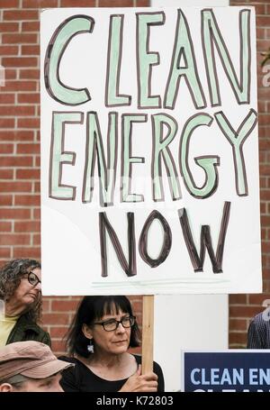 Los Angeles, Californie, États-Unis. 14 septembre 2017. Un groupe de militants écologistes se rassemblent à Pasadena, Californie, le 14 septembre 2017 pour faire pression pour l'adoption du projet de loi 100 du Sénat de Kevin de Leon, qui selon eux garantirait que la Californie produise 100 pour cent de son électricité à partir de sources renouvelables et sans carbone d'ici 2045. Crédit : Ringo Chiu/ZUMA Wire/Alay Live News Banque D'Images