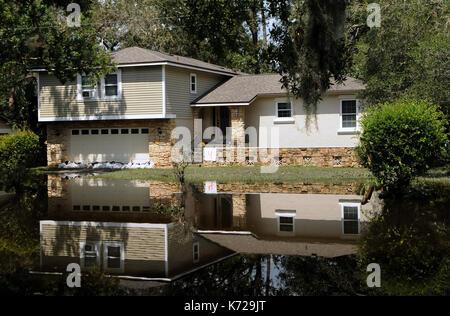 Altamonte Springs, États-Unis. Sep 14, 2017 14 septembre, 2017.- d'Altamonte Springs, Florida, United States - une maison, c'est vue reflétée dans les eaux de crue dans la rue dans le quartier des chênes de printemps d'Altamonte Springs, en Floride le 14 septembre 2017. Les travailleurs d'urgence neufs et les camions de sauver plus de 50 résidents, le 11 septembre 2017, lorsque l'eau de la petite rivière à proximité wekiva inondé leurs foyers à la suite de l'ouragan irma. crédit : Paul Hennessy/Alamy live news Banque D'Images