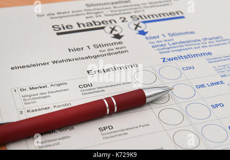 Stralsund, Allemagne. 14Th sep 2017. illustration - un bulletin qui se trouve sur une table à Stralsund, Allemagne, 14 septembre 2017. La chancelière allemande Angela Merkel (CDU) a représenté stralsund au parlement allemand depuis 1990. photo : Stefan sauer/dpa-zentralbild/dpa/Alamy live news Banque D'Images