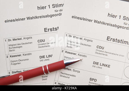 Stralsund, Allemagne. 14Th sep 2017. illustration - un bulletin qui se trouve sur une table à Stralsund, Allemagne, 14 septembre 2017. La chancelière allemande Angela Merkel (CDU) a représenté stralsund au parlement allemand depuis 1990. photo : Stefan sauer/dpa-zentralbild/dpa/Alamy live news Banque D'Images