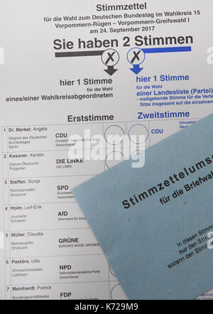Stralsund, Allemagne. 14Th sep 2017. illustration - un bulletin qui se trouve sur une table à Stralsund, Allemagne, 14 septembre 2017. La chancelière allemande Angela Merkel (CDU) a représenté stralsund au parlement allemand depuis 1990. photo : Stefan sauer/dpa-zentralbild/dpa/Alamy live news Banque D'Images