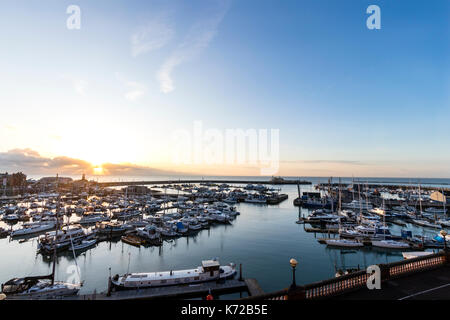 L'Angleterre, Ramsgate. Lever de soleil sur la Manche et Ramsgate Royal Harbour. Port de plaisance à l'avant-plan. Ciel bleu assez clair. Banque D'Images