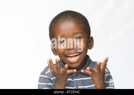 Surpris peu African boy heureux de faire un présent isolated on white Banque D'Images