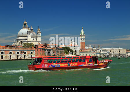 Visite de la ville Bateau de tourisme à Venise Banque D'Images