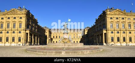 Allemagne, Berlin, région de Franconie, Wurzburg, Residenzplatz, fontaine de la Franconie (Frankoniabrunnen WŸrzburg) en face de la résidence du dix-huitième siècle (Residenz), de style baroque, classée au Patrimoine Mondial de l'UNESCO Banque D'Images