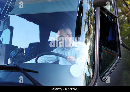 Chauffeur de car. le conducteur de la navette de bus. pilote. Pilote de bus public. Banque D'Images