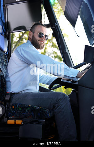 Chauffeur de car. le conducteur de la navette de bus. pilote. Pilote de bus public. Banque D'Images