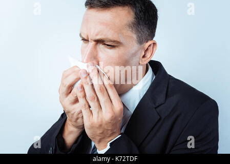 Close up de l'homme inquiète l'éternuement Banque D'Images