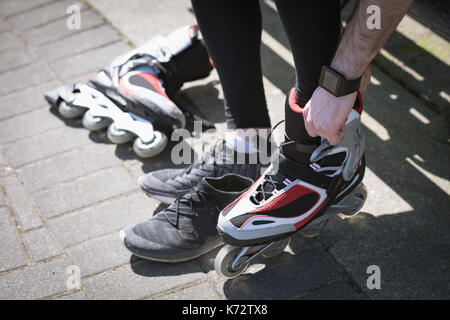 Portrait d'un homme portant des patins à roulettes au cours de journée ensoleillée Banque D'Images