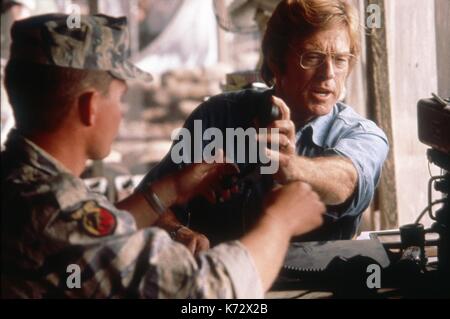 Spy Game Year : 2001 Royaume-Uni / États-Unis Directeur : Tony Scott Robert Redford Photo : Keith Hamshere. Il est interdit de reproduire la photographie hors contexte de la promotion du film. Il doit être crédité à la Société de film et/ou au photographe assigné par ou autorisé par/autorisé sur l'appareil par la Société de film. Réservé À Un Usage Éditorial. La photo 12 n'accorde pas de droits de publicité aux personnes représentées. Banque D'Images