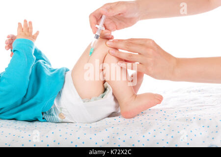 Shot de pédiatre donnant un bébé de trois mois en injection intramusculaire de la jambe sur fond blanc. Banque D'Images