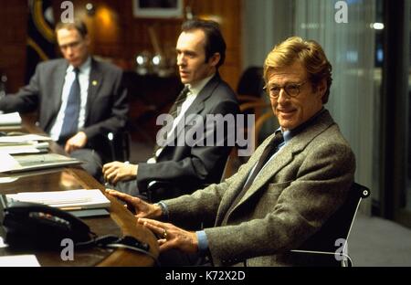 Spy Game Year : 2001 Royaume-Uni / États-Unis Directeur : Tony Scott Stephen Dillane, Robert Redford Photo : Keith Hamshere. Il est interdit de reproduire la photographie hors contexte de la promotion du film. Il doit être crédité à la Société de film et/ou au photographe assigné par ou autorisé par/autorisé sur l'appareil par la Société de film. Réservé À Un Usage Éditorial. La photo 12 n'accorde pas de droits de publicité aux personnes représentées. Banque D'Images