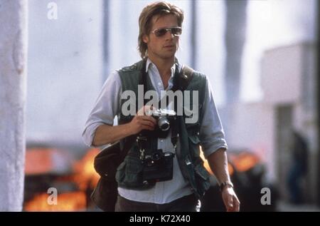 Spy Game Year : 2001 Royaume-Uni / États-Unis Directeur : Tony Scott Brad Pitt Photo : Keith Hamshere. Il est interdit de reproduire la photographie hors contexte de la promotion du film. Il doit être crédité à la Société de film et/ou au photographe assigné par ou autorisé par/autorisé sur l'appareil par la Société de film. Réservé À Un Usage Éditorial. La photo 12 n'accorde pas de droits de publicité aux personnes représentées. Banque D'Images