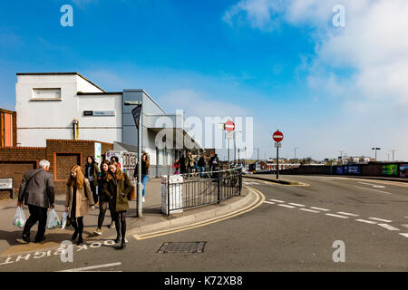 La gare de tonbridge occupé en tant que passagers vont et viennent, Kent, UK Banque D'Images