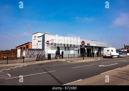 La gare de tonbridge occupé en tant que passagers vont et viennent, Kent, UK Banque D'Images