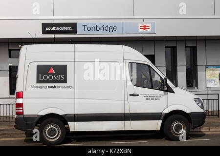 Une sécurité Loomis van recueille l'argent à partir de la gare de Tonbridge, Kent, UK Banque D'Images