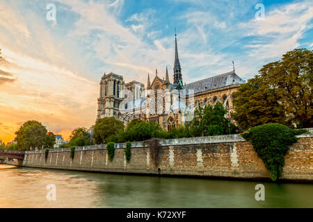 Coucher de soleil sur l'église notre Dame de Paris Banque D'Images