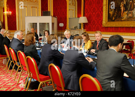 Secrétaire des affaires étrangères Boris Johnson (au centre) et la secrétaire d'état Rex Tillerson (3e à gauche) à Lancaster House à Londres. Banque D'Images