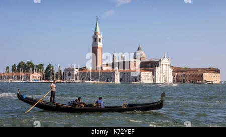 Une télécabine passe la pittoresque île de San Giorgio Maggiore à Venise, Italie, un jour d'été, vue de la place San Marco. Banque D'Images
