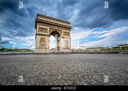 Des nuages sombres venant sur l'Arc de Triomphe à Paris, France Banque D'Images