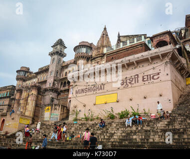 Varanasi, Inde - Jul 12, 2015. munshi ghat sur les rives du Gange à Varanasi, Inde. varanasi aussi connu sous le nom de Bénarès est une ville sur les rives de la gange Banque D'Images