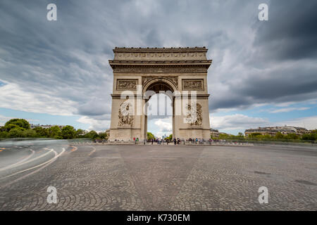 Des nuages sombres venant sur l'Arc de Triomphe à Paris, France Banque D'Images