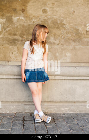 Outdoor portrait of cute little girl Banque D'Images