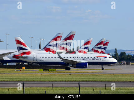 Brussels Airlines Airbus A320 prises de London Heathrow tour de contrôle de la circulation aérienne Banque D'Images