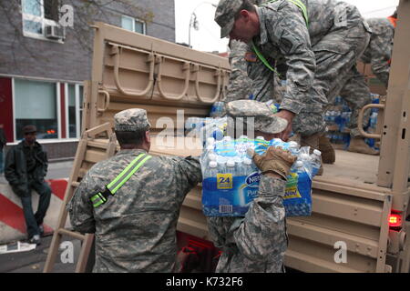 Les troupes de la Garde nationale d'approvisionner en eau et MREs (repas prêt à manger) à un centre de distribution d'un organisme de bienfaisance à la suite de l'Ouragan Sandy à New York, N Banque D'Images