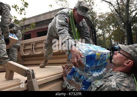 Les troupes de la Garde nationale d'approvisionner en eau et MREs (repas prêt à manger) à un centre de distribution d'un organisme de bienfaisance à la suite de l'Ouragan Sandy à New York, N Banque D'Images