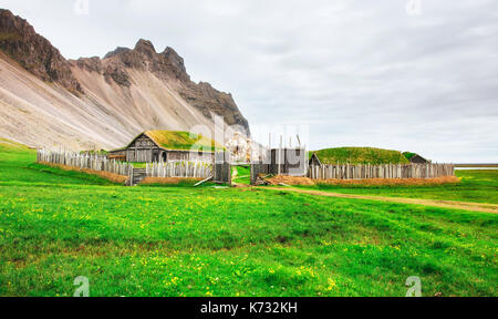 Village viking traditionnel. Maisons en bois près de la montagne premières colonies en Islande Banque D'Images