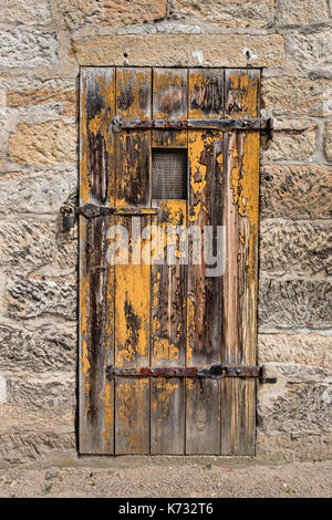 Vieille porte jaune à wall Banque D'Images