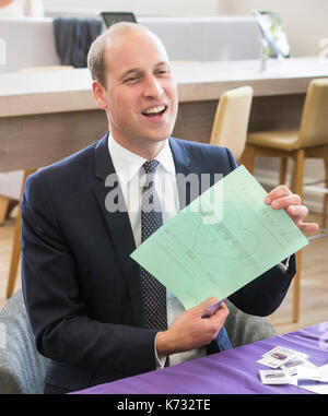 Le duc de Cambridge détient un morceau de papier avec « Wills X » et un cœur d'amour qui lui a été donné lors de sa visite dans les salles de vie de Mersey Care NHS Foundation Trust à Walton - un centre communautaire et une maison pour le Recovery College. Banque D'Images