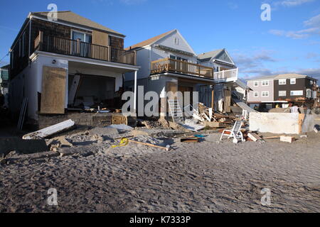Maisons en bord de mer se situent dans la ruine et dans la foulée de l'Ouragan Sandy dans les Rockaways, New York, New York le 4 novembre 2012. Banque D'Images